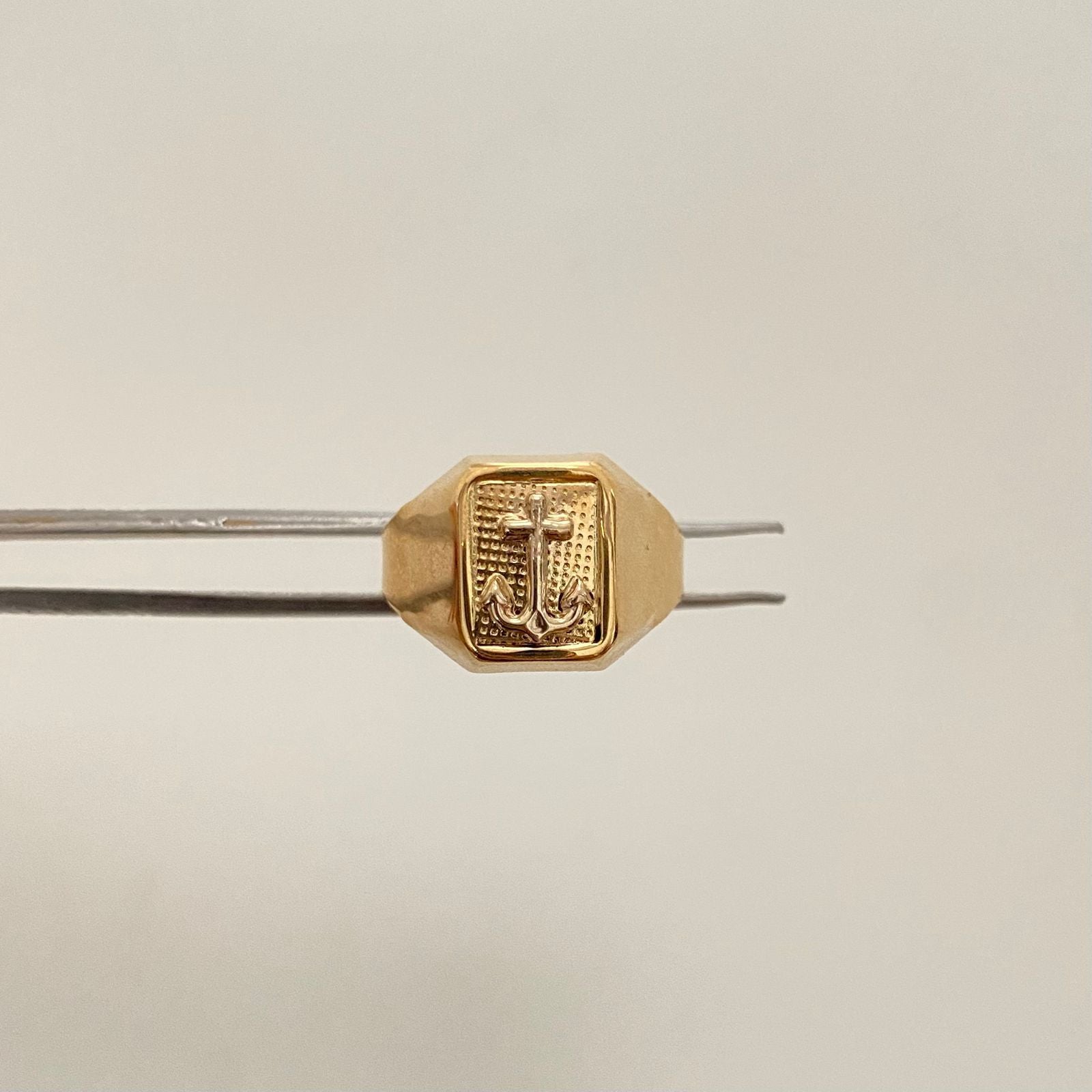 Anillo troquel rectangular ancla fondo diamantado Oro amarillo y Oro blanco 18k / Talla 11 1/4 / 3,45 Gr